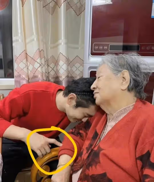 黃曉明:摟抱美女製片人太親密,貼臉說著悄悄話,深夜還一起回家