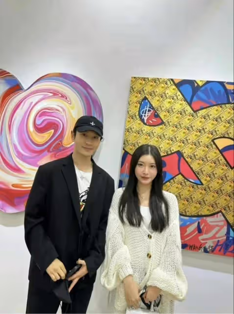 黃曉明:摟抱美女製片人太親密,貼臉說著悄悄話,深夜還一起回家