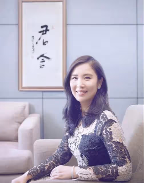 黃曉明:摟抱美女製片人太親密,貼臉說著悄悄話,深夜還一起回家