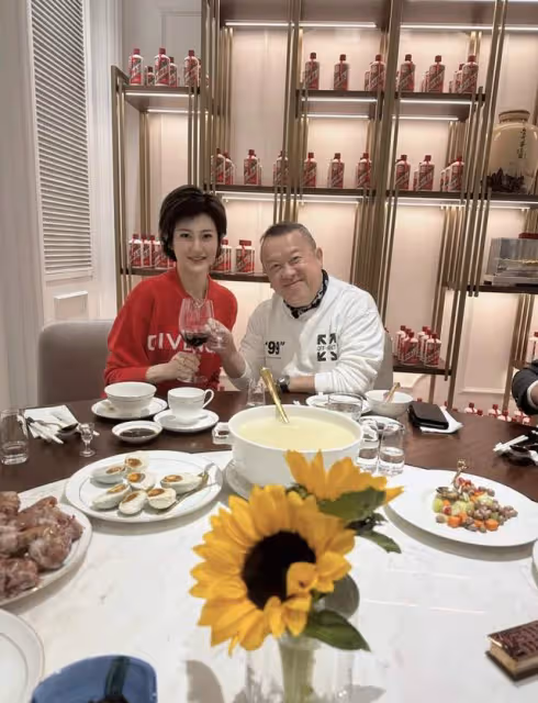 曾志偉與美女富婆聚會!穿百元衣名表搶鏡,滿牆珍藏茅台酒超14萬