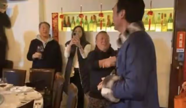曾志偉與美女富婆聚會!穿百元衣名表搶鏡,滿牆珍藏茅台酒超14萬