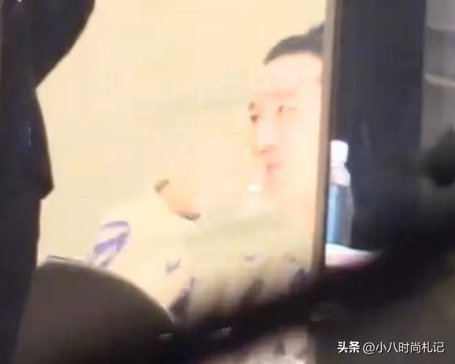 換口味?黃曉明和女總裁深夜上演「捧臉殺」,親昵過頭似旁若無人