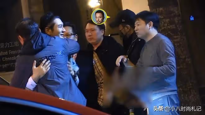 換口味?黃曉明和女總裁深夜上演「捧臉殺」,親昵過頭似旁若無人