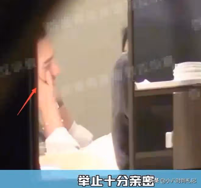 換口味?黃曉明和女總裁深夜上演「捧臉殺」,親昵過頭似旁若無人