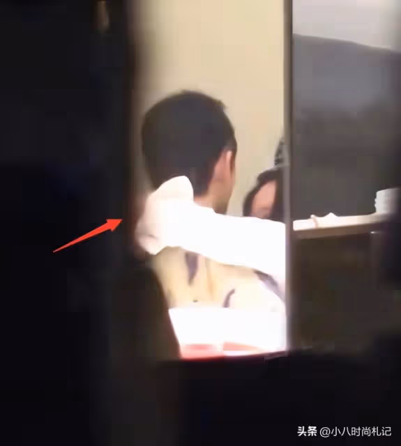 換口味?黃曉明和女總裁深夜上演「捧臉殺」,親昵過頭似旁若無人