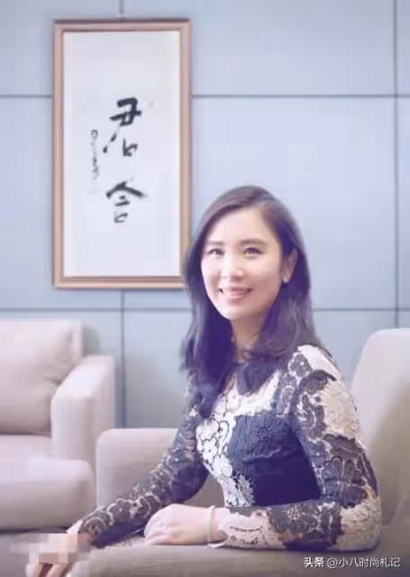 換口味?黃曉明和女總裁深夜上演「捧臉殺」,親昵過頭似旁若無人