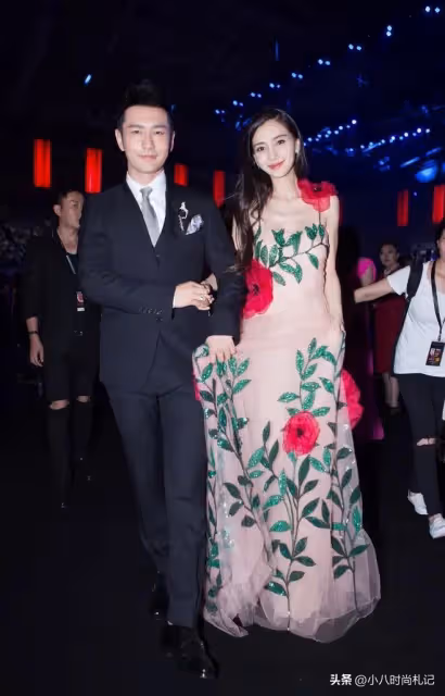換口味?黃曉明和女總裁深夜上演「捧臉殺」,親昵過頭似旁若無人