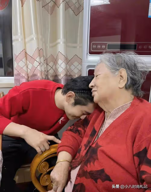換口味?黃曉明和女總裁深夜上演「捧臉殺」,親昵過頭似旁若無人