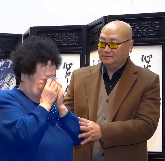 38歲娶大11歲富婆,無兒女無財產,70歲直播賣手鍊,遲重瑞圖啥?