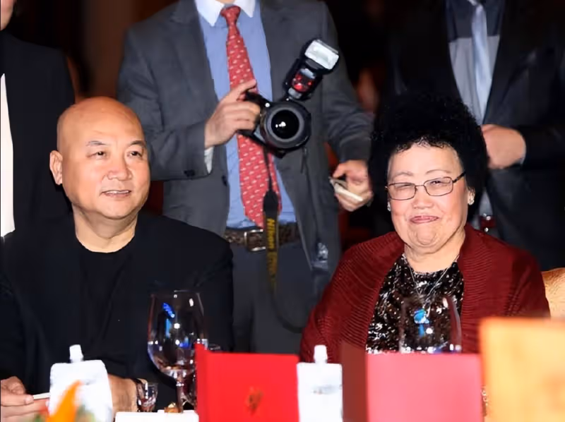 38歲娶大11歲富婆,無兒女無財產,70歲直播賣手鍊,遲重瑞圖啥?