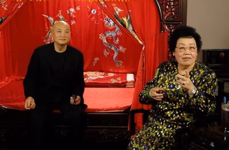 38歲娶大11歲富婆,無兒女無財產,70歲直播賣手鍊,遲重瑞圖啥?