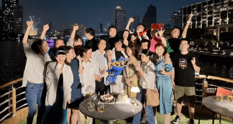 陳思誠開豪車與23歲女友約會!北京街頭舉止親密,女方素顏好清純