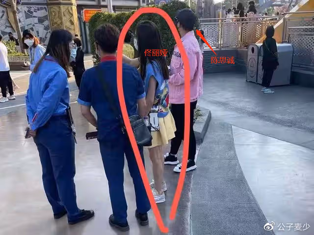 陳思誠開豪車與23歲女友約會!北京街頭舉止親密,女方素顏好清純