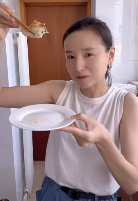 潘粵明董潔被猜已復合,兩人曾前後曬韭菜盒子,更多蛛絲馬跡被扒