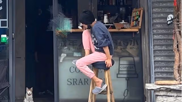 46歲馬伊琍街邊喝咖啡，穿拖鞋逗貓咪無明星包袱，打扮坐姿超隨性