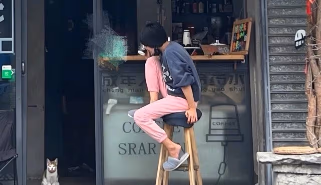 46歲馬伊琍街邊喝咖啡,穿拖鞋逗貓咪無明星包袱,打扮坐姿超隨性