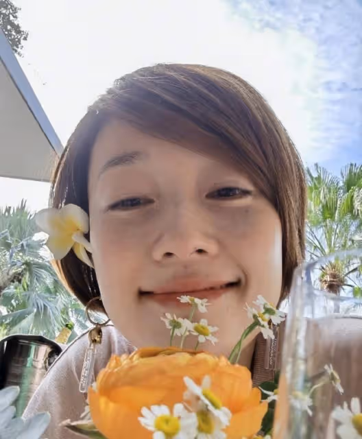 46歲馬伊琍街邊喝咖啡,穿拖鞋逗貓咪無明星包袱,打扮坐姿超隨性