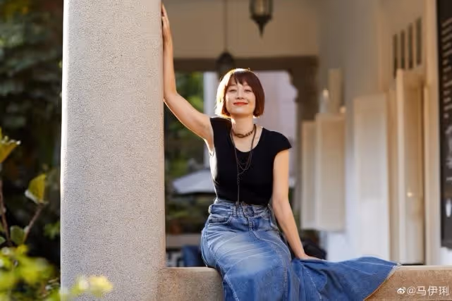 46歲馬伊琍街邊喝咖啡,穿拖鞋逗貓咪無明星包袱,打扮坐姿超隨性
