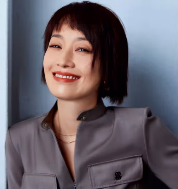 46歲馬伊琍街邊喝咖啡,穿拖鞋逗貓咪無明星包袱,打扮坐姿超隨性