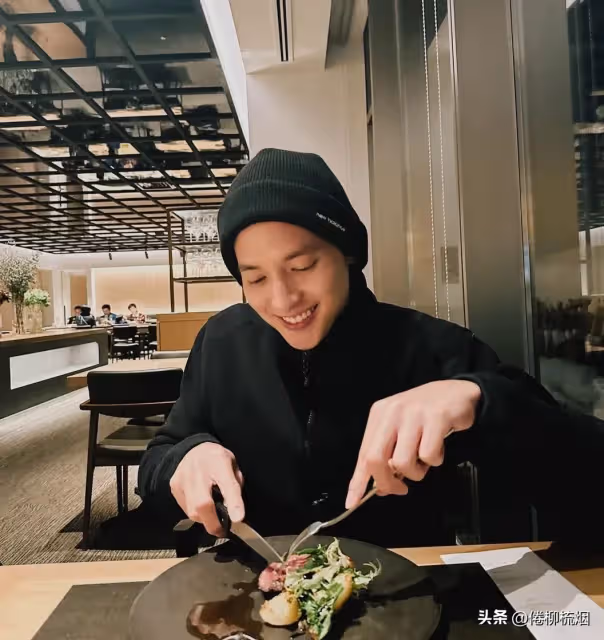 James J公開與女友的浪漫同框, Taew 前男友攜伴同行