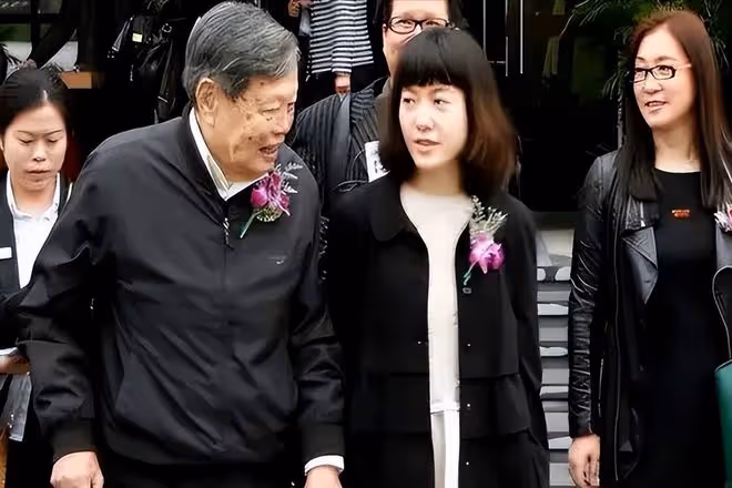 19年過去了,楊振寧表示將全部財產給翁帆,網友:她終得到想要的