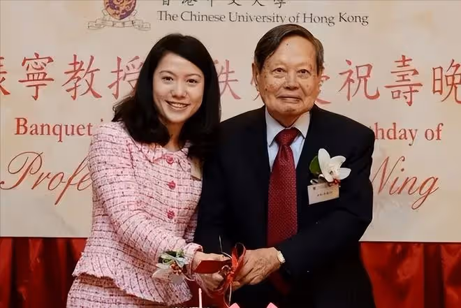 19年過去了,楊振寧表示將全部財產給翁帆,網友:她終得到想要的