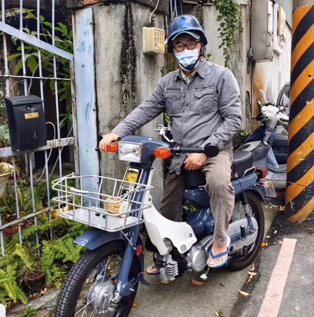 李宗盛騎電動車出行!64歲穿拖鞋鬚髮皆白,已三婚娶小27歲圈外人