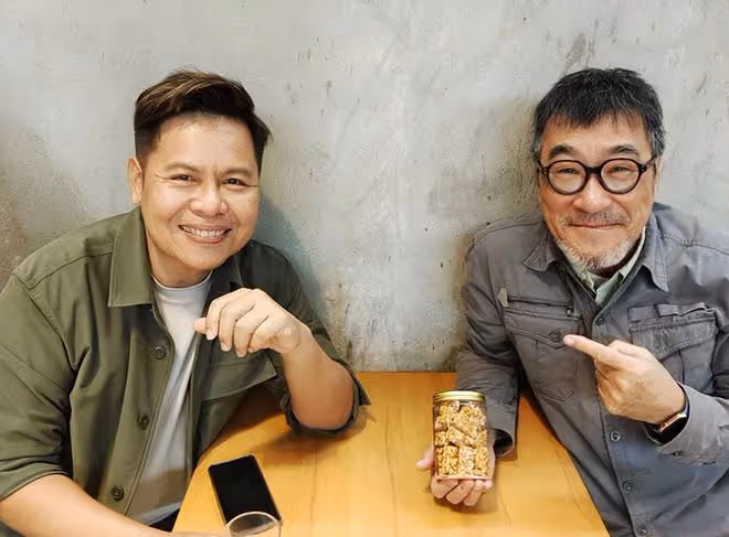 李宗盛騎電動車出行!64歲穿拖鞋鬚髮皆白,已三婚娶小27歲圈外人