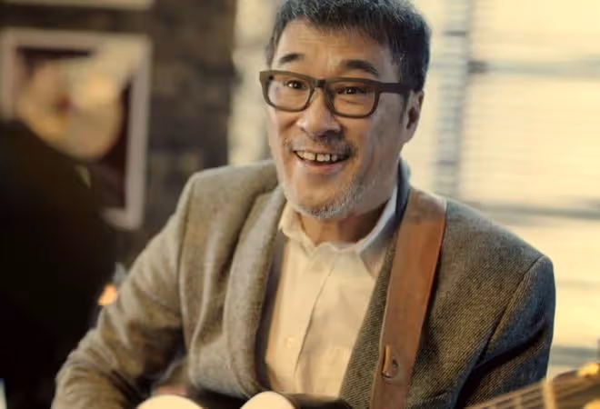 李宗盛騎電動車出行!64歲穿拖鞋鬚髮皆白,已三婚娶小27歲圈外人