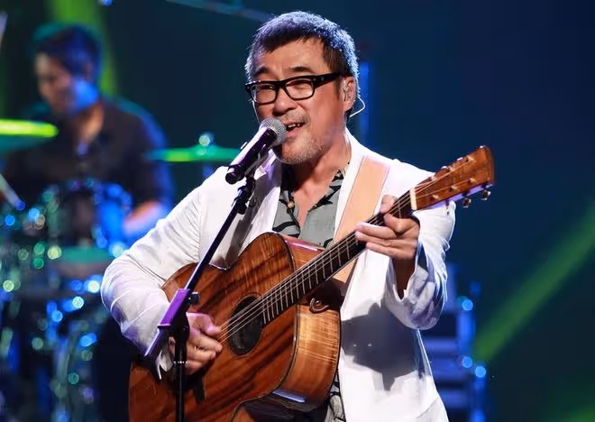 李宗盛騎電動車出行!64歲穿拖鞋鬚髮皆白,已三婚娶小27歲圈外人