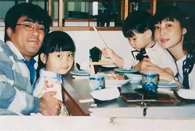 李宗盛騎電動車出行!64歲穿拖鞋鬚髮皆白,已三婚娶小27歲圈外人