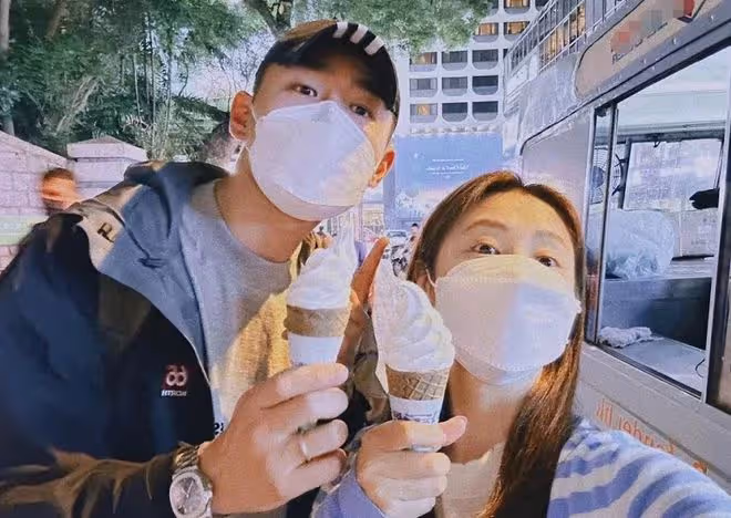 王彥霖攜妻赴港旅遊！路邊攤買雪糕吃接地氣，演員妻子產後恢復好