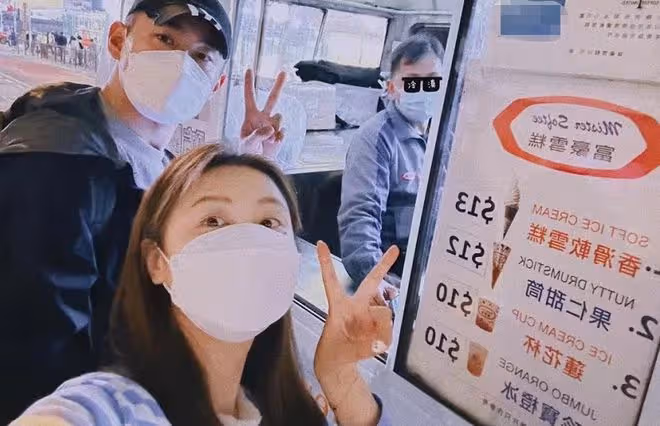 王彥霖攜妻赴港旅遊！路邊攤買雪糕吃接地氣，演員妻子產後恢復好