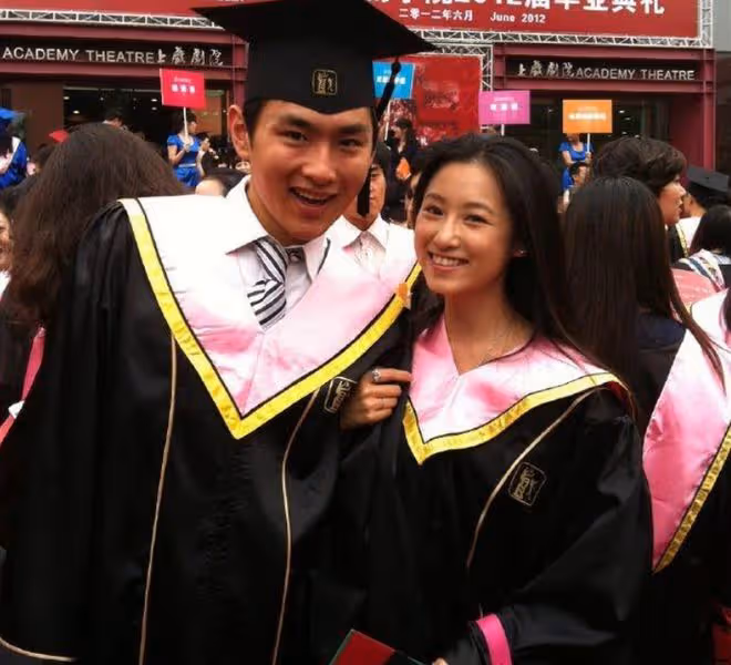 王彥霖攜妻赴港旅遊！路邊攤買雪糕吃接地氣，演員妻子產後恢復好