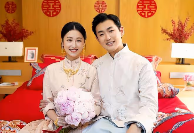 王彥霖攜妻赴港旅遊!路邊攤買雪糕吃接地氣,演員妻子產後恢復好