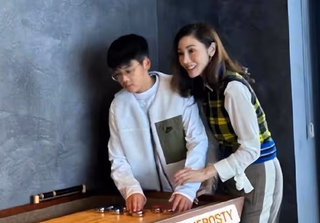 李嘉欣為兒子許建彤慶祝12歲生日,兒子長相出眾神似父親許晉亨