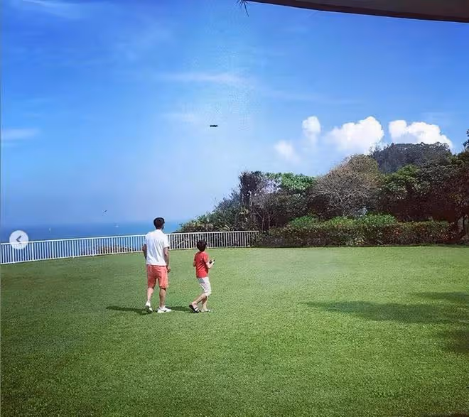 李嘉欣為兒子許建彤慶祝12歲生日,兒子長相出眾神似父親許晉亨