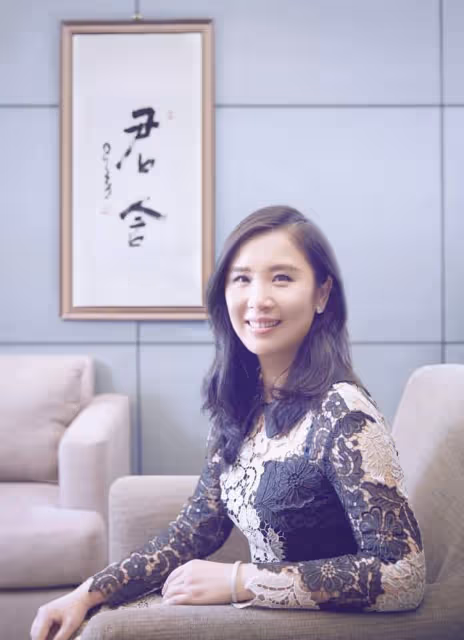 黃曉明與女總裁室內親密!眼神曖昧貼臉擁抱,女方被曝已婚有三娃