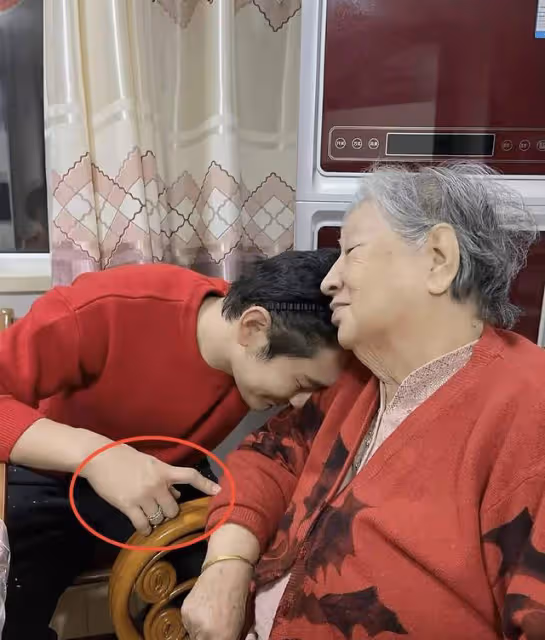黃曉明與女總裁室內親密!眼神曖昧貼臉擁抱,女方被曝已婚有三娃