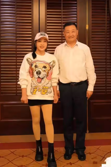 70歲劉曉慶參加同學聚會穿短裙露大腿,站在男女同學中間像一家三口