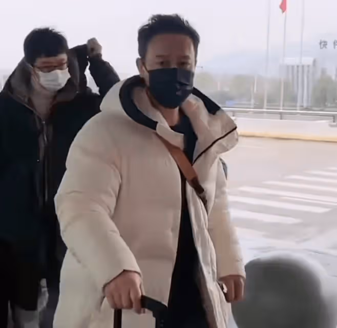 《狂飆》舉辦慶功宴,張頌文李一桐同一機場出發,張譯遺憾缺席