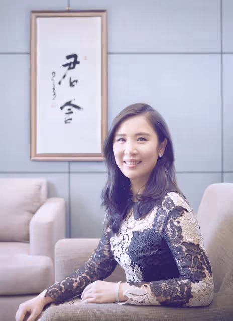 黃曉明與女製片人室內親密!兩人貼臉擁抱,靠懷並做舉止略顯曖昧