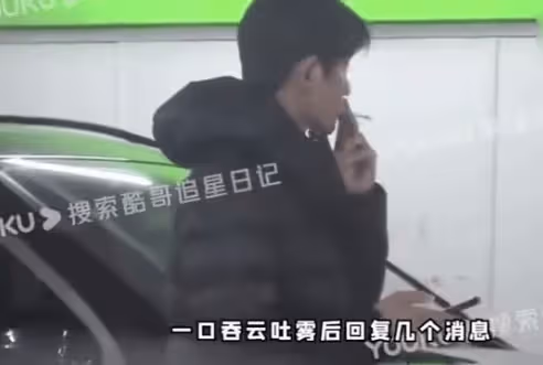 喬振寧帶兩個孩子購物,在停車場抽菸隨地丟菸頭,引髮網友熱議