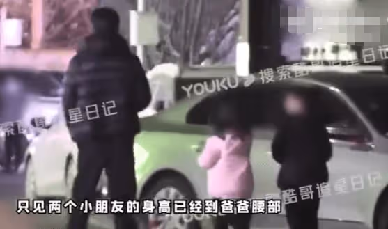 喬振寧帶兩個孩子購物,在停車場抽菸隨地丟菸頭,引髮網友熱議