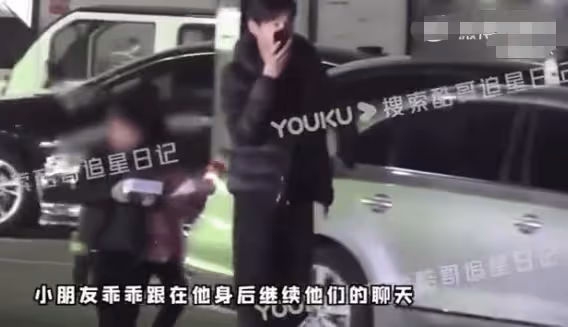 喬振寧帶兩個孩子購物,在停車場抽菸隨地丟菸頭,引髮網友熱議