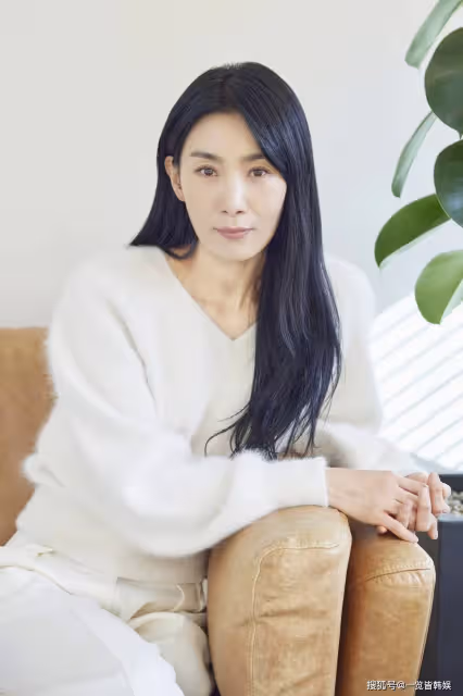 金瑞亨長發溫婉動人 50歲追星少女心不減 曾遭前男友PUA至今單身