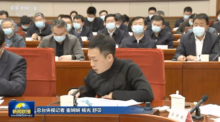 44歲張譯登上新聞聯播!穿衣樸素發言認真,因工作無緣狂飆慶功會