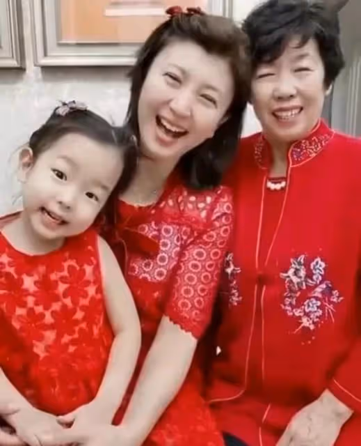 51歲閆學晶:近況曝光,帶5歲女兒現身泰國度假,春節剛當上奶奶