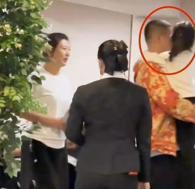 51歲閆學晶:近況曝光,帶5歲女兒現身泰國度假,春節剛當上奶奶