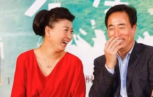 51歲閆學晶:近況曝光,帶5歲女兒現身泰國度假,春節剛當上奶奶